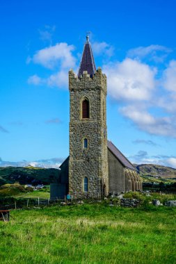 Ayakta duran taşa Turas denir. 8. ve 9. yüzyıllar arasında oluşturulmuştur. Glencolmcille ilçesi Donegal 'deki İrlanda Kilisesi' nden yaklaşık 100 metre uzaktadır..