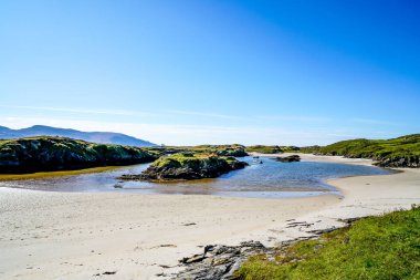İrlanda 'nın kuzeybatı kıyısında Donegal ilçesinde inanılmaz bir sahil..