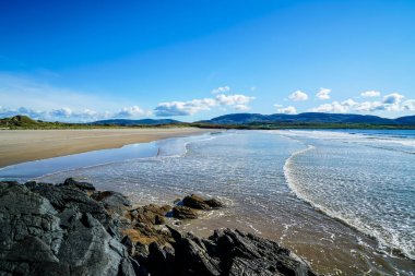 İrlanda 'nın kuzeybatı kıyısında Donegal ilçesinde inanılmaz bir sahil..
