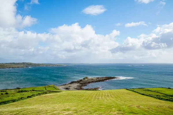 Belle Erbe Verdi Dell Irlanda Contrastano Bene Con Acque Blu — Foto Stock