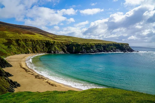 Μια Εκπληκτική Παραλία Σχήμα Ημισελήνου Στο Glencolmcille Της Ιρλανδίας — Φωτογραφία Αρχείου