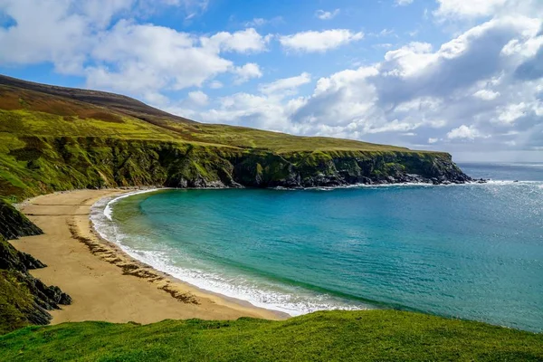 Una Impresionante Playa Forma Media Luna Glencolmcille Irlanda Imagen de stock