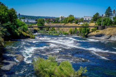 Spokane Washington 'daki çarpıcı Riverfront Parkı Spokane Nehri' nin ışıl ışıl sularını gösteriyor..