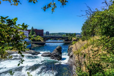 Spokane Washington 'daki çarpıcı Riverfront Parkı Spokane Nehri' nin ışıl ışıl sularını gösteriyor..