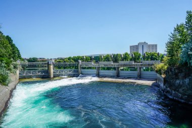Spokane Washington 'daki çarpıcı Riverfront Parkı Spokane Nehri' nin ışıl ışıl sularını gösteriyor..
