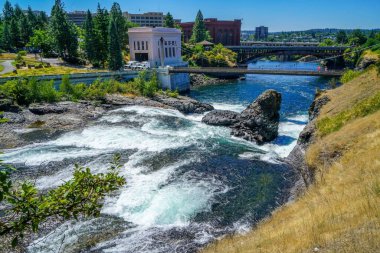Spokane Washington 'daki çarpıcı Riverfront Parkı Spokane Nehri' nin ışıl ışıl sularını gösteriyor..