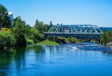 Spokane Washington 'daki çarpıcı Riverfront Parkı Spokane Nehri' nin ışıl ışıl sularını gösteriyor..