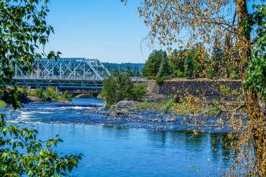 Spokane Washington 'daki çarpıcı Riverfront Parkı Spokane Nehri' nin ışıl ışıl sularını gösteriyor..
