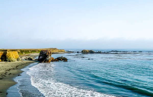 加利福尼亚有美丽的海岸线 有岩石和悬崖 还有美丽的沙滩 — 图库照片