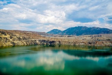Berkeley Pit, Butte Montana 'da açık bakır madenidir..