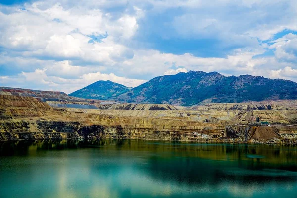 Berkeley Pit, Butte Montana 'da açık bakır madenidir..