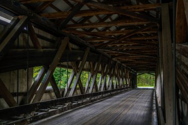 Austinburg Ohio 'daki Mechanicsville Köprüsü Grand River boyunca uzanan tek şeritli bir köprüdür..