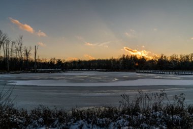 Kuzeydoğu Ohio 'da soğuk bir kış günü Parkta sakin bir günbatımı.