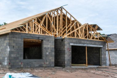Batı-Orta Florida 'da yeni ev inşaatı temeller, blok, çerçeve, elektrik, tesisat, havalandırma ve kirişler.