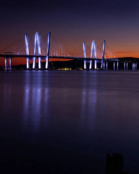 Tarrytown, NY / United States - 9 월 19 일 . 2019 년 9 월 19 일: 해 가 지는 곳에 있는 Tappan Zee bridge 의 전경 — 스톡 사진