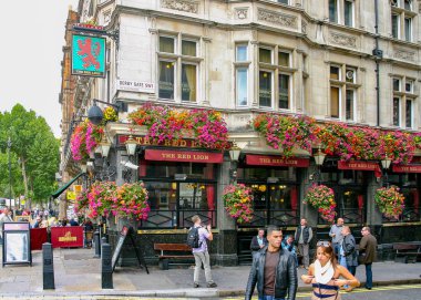 Londra, İngiltere / Birleşik Krallık - 16 Eylül 2011: ünlü Red Lion 'un manzara görüntüsü. Red Lion, 48 Parliament Caddesi 'nde listelenmiş bir kamu binası.. 