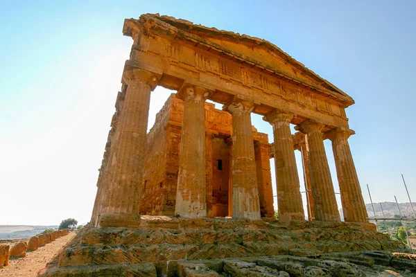 Agrigento, Sicílie / Itálie - 23. června 2005: široký pohled na chrám Concordia — Stock fotografie