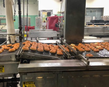 Raleigh, Nc / ABD - 12 Ekim 2019: İkonik Krispy Kreme çöreğinin iç mimarisi.