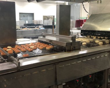 Raleigh, Nc / ABD - 12 Ekim 2019: İkonik Krispy Kreme çöreğinin iç mimarisi