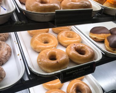 Raleigh, Nc / ABD - 12 Ekim 2019: Simgesel Krispy Kreme dükkanında sergilenen klasik donutların manzaralı iç çekimleri