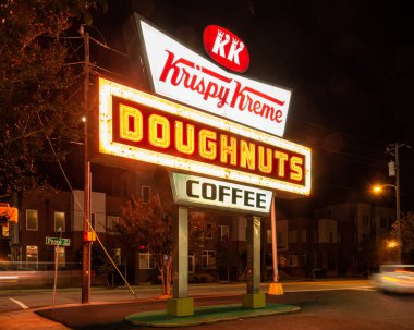 Raleigh, Nc / ABD - 12 Ekim 2019: Landcape, gece yarısı ikonik neon krispy kreme işaretinin dörtte üçü