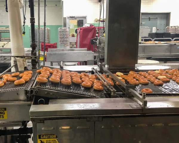 Raleigh, NC / United States - Oct. 12, 2019: Landcape interior image of the production of the iconic Krispy Kreme doughnut. — Stock Photo, Image