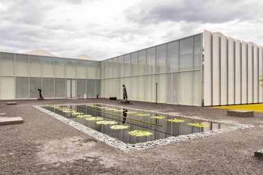 Raleigh, Nc / ABD - 13 Ekim 2019: Kuzey Carolina Sanat Müzesi 'nin batı binasının arkasındaki Rodin Bahçesi manzarası