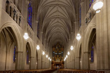 Durham, Nc / ABD - 13 Ekim 2019 - Duke Üniversitesi Şapeli 'ndeki nave manzarası