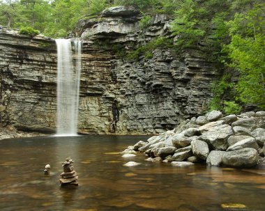 Gardiner, New York / USA - 05 / 29 / 20: Minnewaska Eyalet Parkı 'ndaki ünlü Awosting Falls ve havuz manzarası.