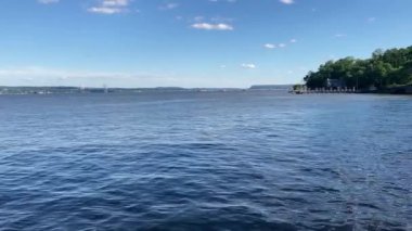 Hudson Nehri 'nin geniş açılı görüntüsü Nyack Sahili Eyalet Parkı' ndan.