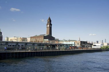 Hoboken, NJ / USA - 5 / 23 / 18: Hoboken Terminali ve liman manzarası 