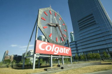 Jersey City, NJ / USA - 6 / 28 / 20: The Colgate Clock, Jersey City, New Jersey 'de Hudson Nehri' ne bakan sekizgen saat.                      