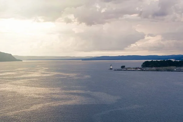 Tarrytown Usa 夕日のハドソン川の風景 右側にはターリータウン灯台が見える — ストック写真