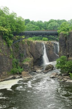 Paterson, NJ / USA - 7 / 8 / 20: Great Falls of the Passaic River 'ın dikey görüntüsü. Passaic County 'nin Paterson kentindeki Passaic Nehri üzerinde, 27 metre yüksekliğinde, önde gelen bir şelale..