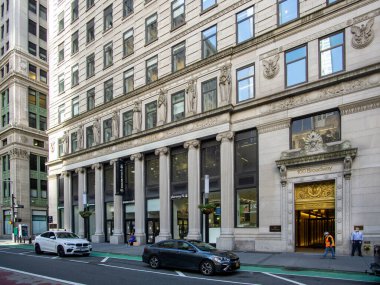 New York, New York / ABD - 8 / 20 / 20: Manhattan 'daki 100 Broadway' deki tarihi Amerikan Surety Binası 'nın bir görüntüsü