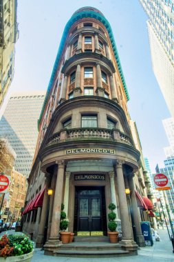 New York, New York / ABD - 8 / 20 / 20: 2 South William Caddesi 'ndeki tarihi Delmonico' nun bir görüntüsü