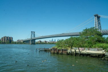 Brooklyn, New York / ABD - 8 / 20 / 20: Williamsburg Köprüsü manzarası, Williamsburg Güney Feribotu 'ndan Doğu Nehri' ne iniş yaptı..