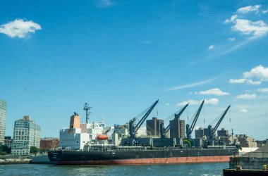 Brooklyn, New York / ABD - 8 / 20 / 20: Tarihi Brooklyn Donanma Tersanesi, bir yük gemisi ve vinçler manzarası.