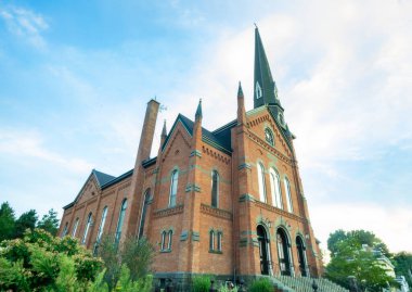Kingston, New York / ABD - 8 / 26 / 20: 72 Spring Caddesi 'ndeki Kingston' ın Üçlemeci Evanjelik Kilisesi 'nin dörtte üçü.