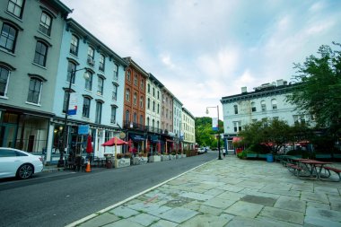 Kingston, New York / ABD - 8 / 26 / 20: Kingston 'ın Rondout İş Bölgesi' ndeki West Strand Caddesi manzarası.