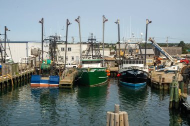 Narragansett, RI / ABD - 15 Eylül 2020: Rhode Island 'daki Point Judith' te bağlı ticari balıkçı tekneleri manzarası
