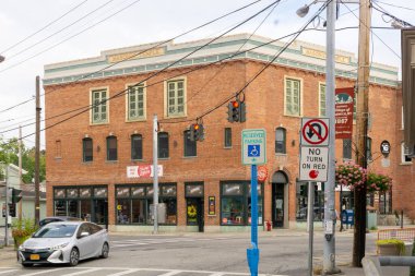 Warwick, New York / ABD - 26 Eylül 2020: Warwick, New York 'taki West Street ve Main Street' in köşesindeki tarihi Mason Tapınağı 'nın geniş açılı görüntüsü.