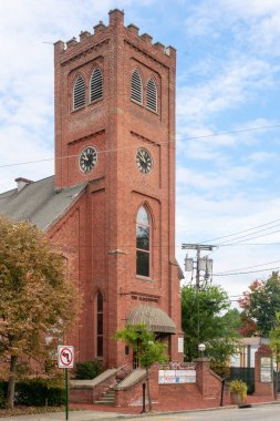 Warwick, New York / ABD - 26 Eylül 2020: Warwick 'teki kırmızı tuğlalı ikonik Clocktower binasının dikey görüntüsü. Ofisler, işletmeler ve bir lokanta..