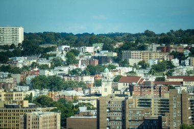 Yonkers, New York / ABD - 6 Ekim 2020: Yonker 'ın ufuk çizgisi, apartmanlar, iş yerleri, belediye binaları ve kiliseler.