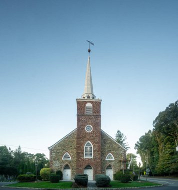 Yukarı Saddle Nehri, NJ / ABD - 2 Ekim 2020: 1789 'da inşa edilen tarihi Eski Taş Kilisesi' nin dikey görüntüsü.