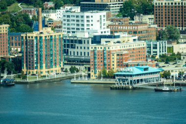 Yonkers, New York / ABD - 6 Ekim 2020: Yonker 'ın tarihi sahil manzarası, restoranlar, dükkanlar ve konut binalarından oluşuyor..