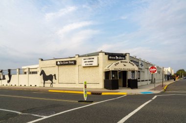 Asbury Park, NJ / ABD - 11 Ekim 2020: Tarihi Asbury Park Kongre Salonu 'nun sahili manzarası.