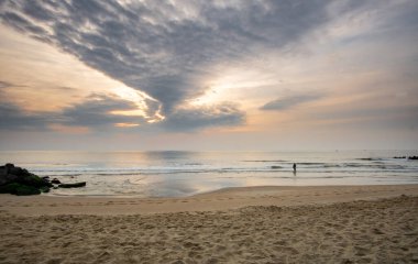 Asbury Park, NJ / ABD - 11 Ekim 2020: Tarihi Asbury Park Kongre Salonu 'nun sahili manzarası.