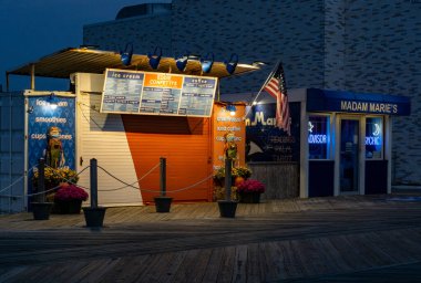 Asbury Park, NJ / ABD - 11 Ekim 2020: Tarihi Asbury Park Kongre Salonu 'nun sahili manzarası.