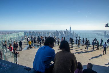 New York, New York / ABD - 14 Ekim 2020: 30 Hudson Yardındaki Manhattan manzarasının keyfini çıkaran turistlerin manzarası.